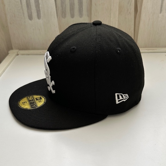 New Era Black Cap with White Embroidery - Picture 3 of 9
